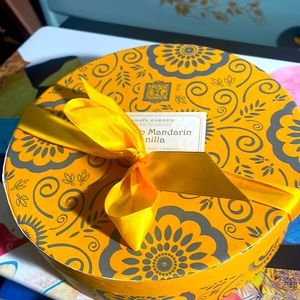 Autumn Mandarin Vanilla 9 Miniature candles with one lotus candle gift set.